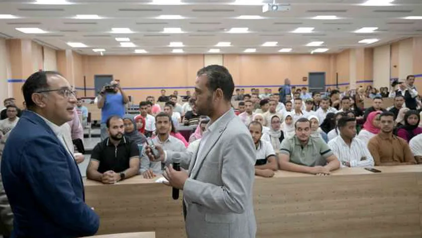 رئيس الوزراء يتابع سير وانتظام العملية التعليمية بالأقصر