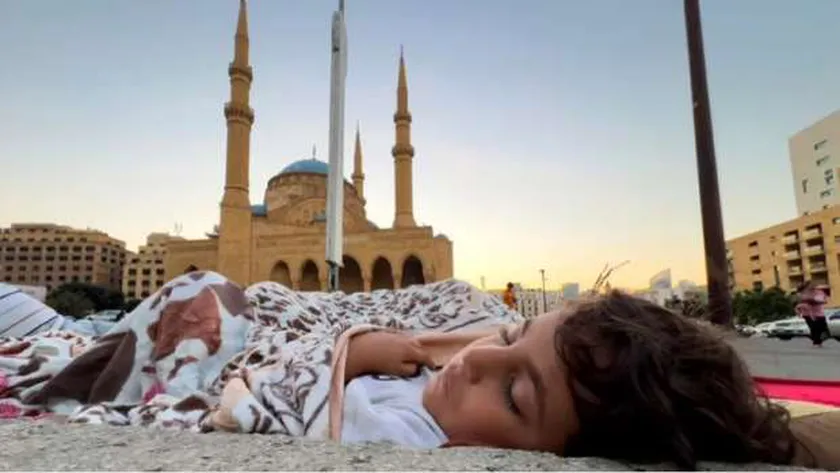 «نامت على حجر».. صورة طفلة لبنانية تشعل منصات التواصل الاجتماعي