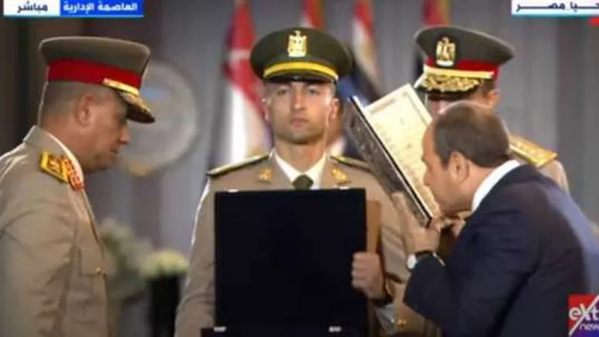 مدير الأكاديمية العسكرية يقدم كتاب الله هدية للرئيس السيسي (صورة)