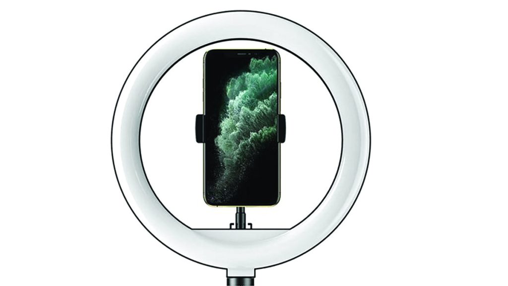 مشاهير «اللايفات» يصطادون المراهقين بـ «الطناخة» و«الحمية»