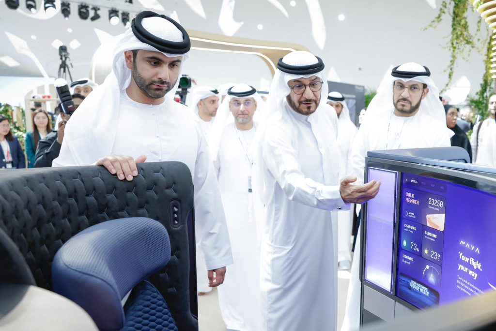 منصور بن محمد يشهد جانباً من أعمال “أسبوع مستقبل الطيران”