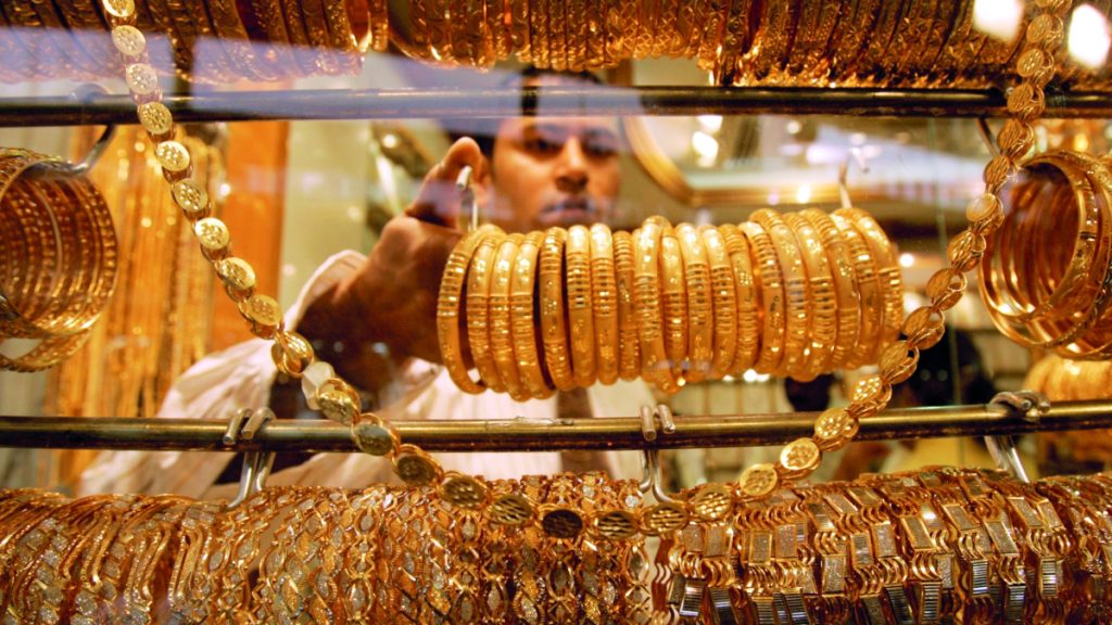 ارتفاع أسعار الذهب يُحفّز إقبال متعاملين على بيع «المشغولات المستعملة»