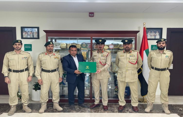 شرطة دبي تكرم سائق تاكسي مصري لتسليمه مقتنيات بقيمة مليون درهم