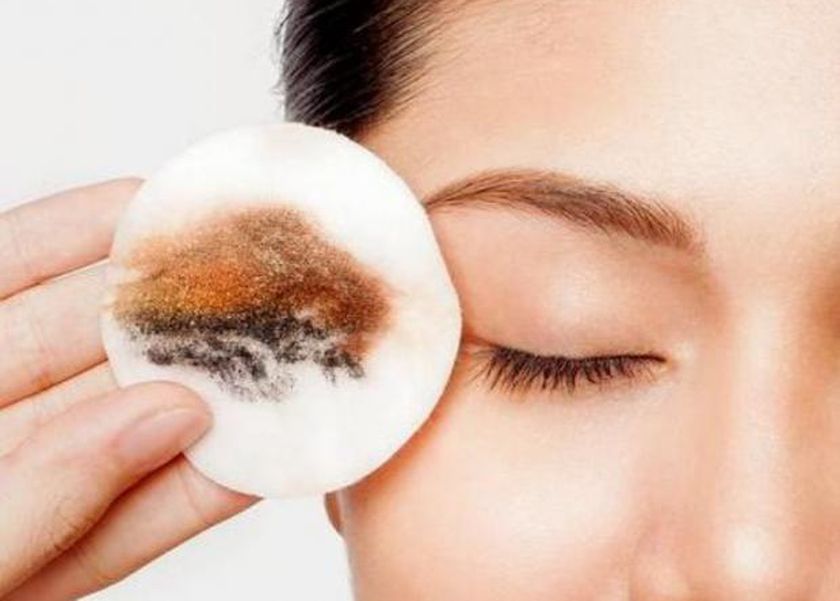 كيفية عمل مزيل المكياج في المنزل.. اتبعي هذه الخطوات