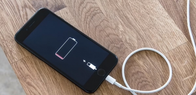 3 خرافات حول بطارية الهاتف.. الشحن مساء ووضع الطيران