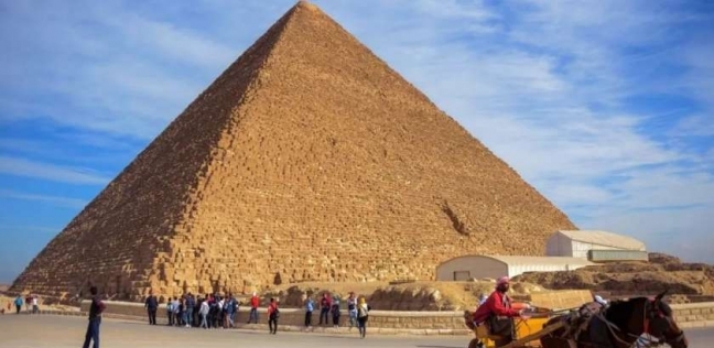 كيف روج الفنان التركي بوراك دينيز للسياحة في مصر؟.. فوتوسيشن أمام الأهرامات