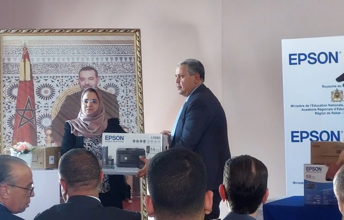 شركة يابانية توزع عشرات المعدات التكنولوجية على المدارس وتوقع شراكات مع أكاديميات التعليم