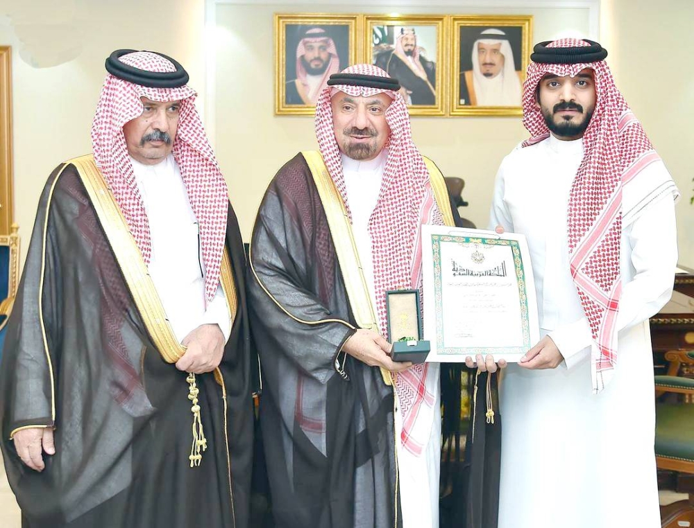 أمير نجران يسلّم متبرعاً بكليته وسام الملك عبدالعزيز