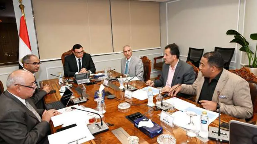 وزير الإسكان يتابع منظومة الصرف الصحي والصناعي في مدينة العاشر من رمضان