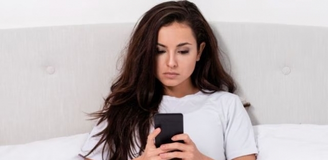 كيف يؤثر استخدام الهاتف في الصباح على حالتك النفسية؟.. قلق وانزعاج