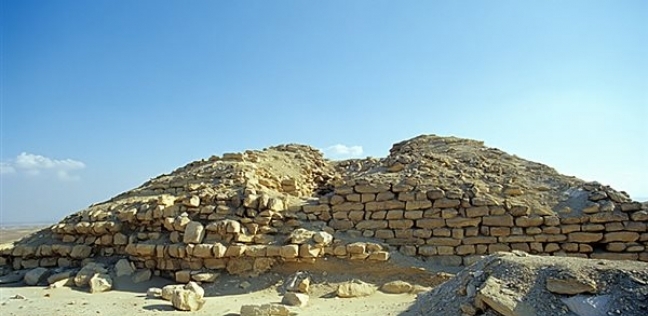 هرم سيلا في الفيوم.. تاريخ غامض لأثر عمره 4500 سنة