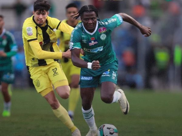 البطولة: الرجاء البيضاوي يعود بنقطة من ملعب الحسن الثاني عقب تعادله مع المغرب الفاسي