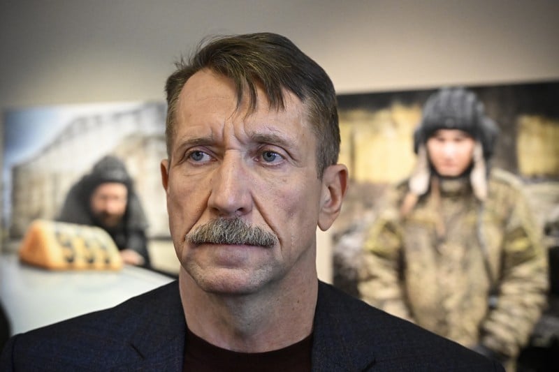 “تاجر الموت” الغامض يعود إلى الواجهة عبر صفقة أسلحة محتملة مع الحوثيين