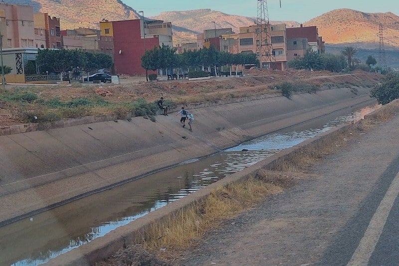 خطر عبور قناة للري يتربص بتلاميذ