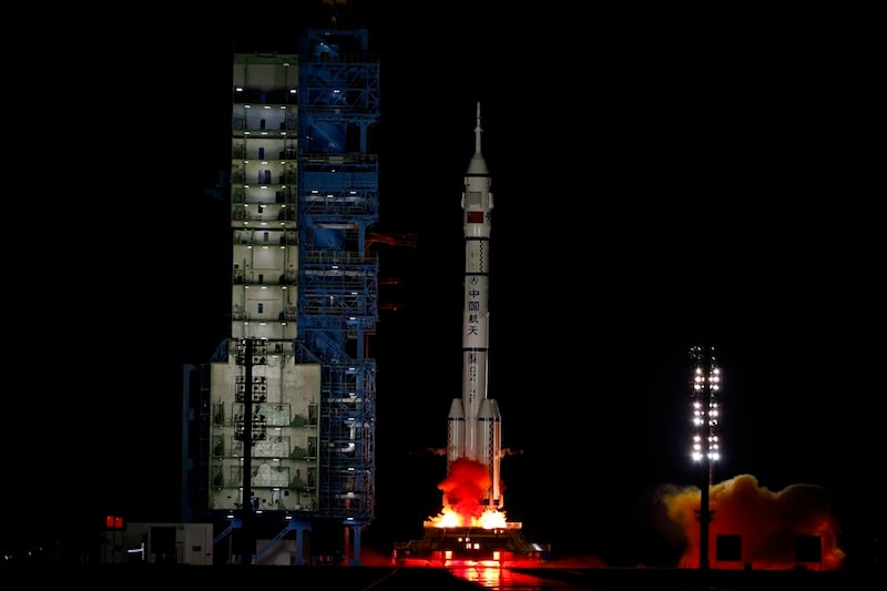 الصين تطلق مهمة فضائية جديدة تضم رائدة فضاء ضمن الفريق