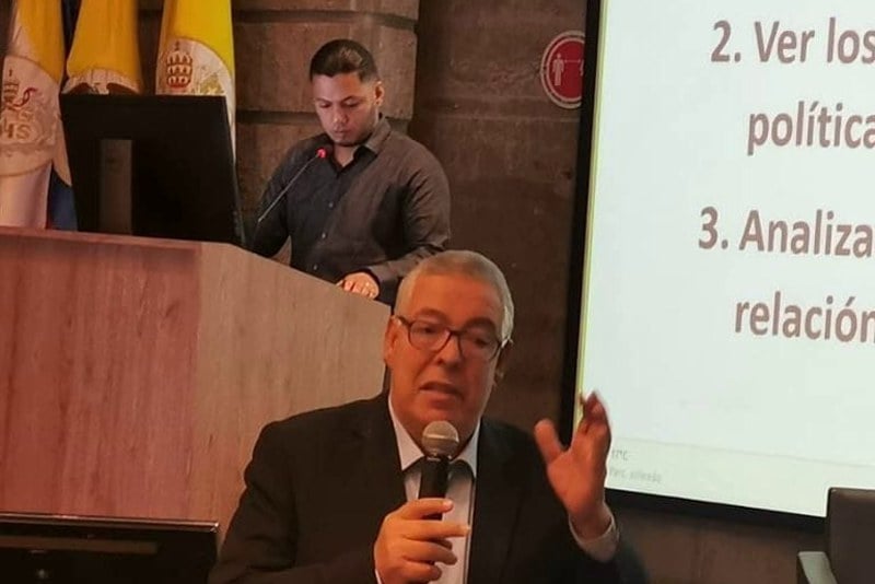 العلالي يقارب تأثير الذكاء الاصطناعي