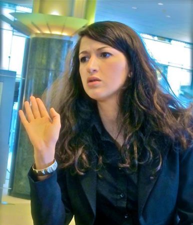 وزير فرنسي يتابع صحافية مغربية بتهمة الإرهاب بعد وصفها إسرائيل بالإرهابية