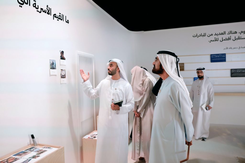 محمد بن راشد يشهد جانباً من “خلوة الأسرة” ويؤكد أولوية الارتقاء بجودة حياة الأسرة الإماراتية وتحصين قيمها في أجندة العمل الحكومي