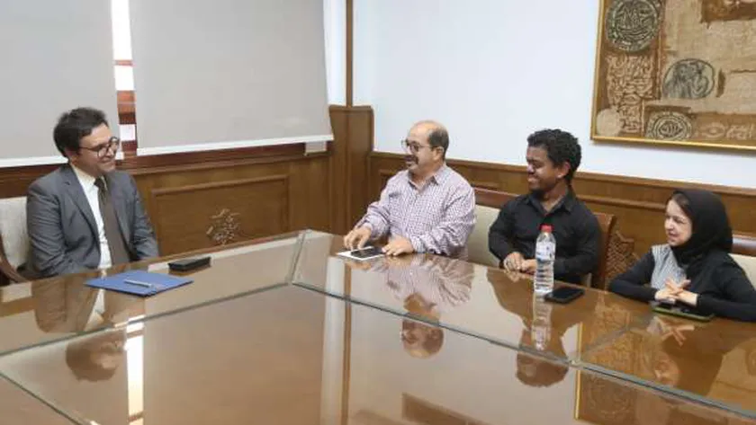 وزير الثقافة يلتقي «قصار القامة للفنون الشعبية» لبحث سبل دمجهم بأنشطة الوزارة