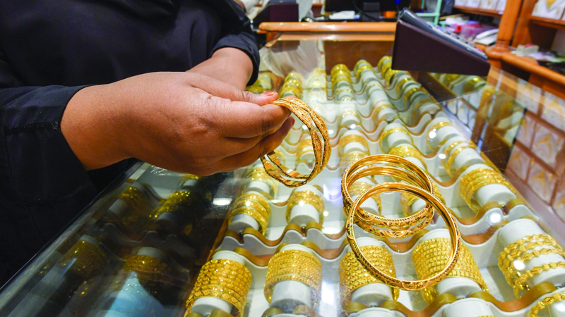 انخفاض سعر الذهب يدعم الطلب على المشغولات الجديدة و«العملات»