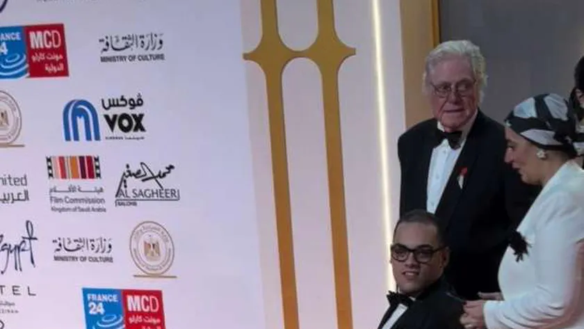 موقف إنساني لـ حسين فهمي مع شاب من ذوي الهمم في ختام «القاهرة السينمائي»
