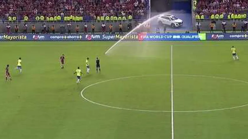 رشاشات مياه ملعب «مونومنتال دي ماتورين» تمطر لاعبي البرازيل