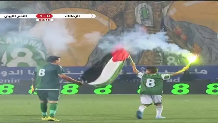 “طفل بشمروخ يقتحم الملعب وحضور خالد حفتر”.. 4 مشاهد من ودية الزمالك والنصر الليبي