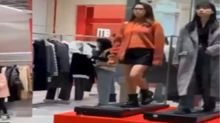 أثار الجدل.. متجر ملابس يستبدل تماثيل المانيكان بفتيات حقيقية