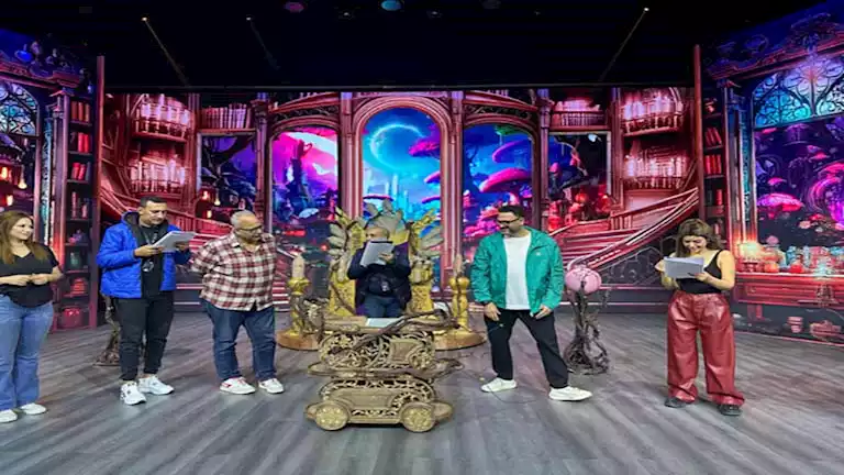 أكرم حسني يرقص مع ميرنا جميل في كواليس مسرحية “ألف تيتة وتيتة” (فيديو)