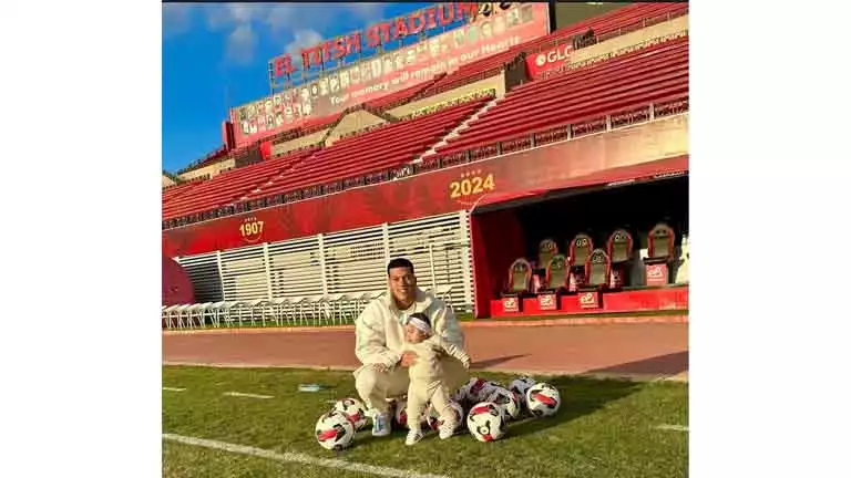 “ملاكي”.. 4 صور جديدة لإمام عاشور وابنته في ملعب التتش