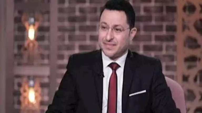 داعية يوضح حكم ابتلاع النخامة أو الحموضة أثناء الصلاة؟