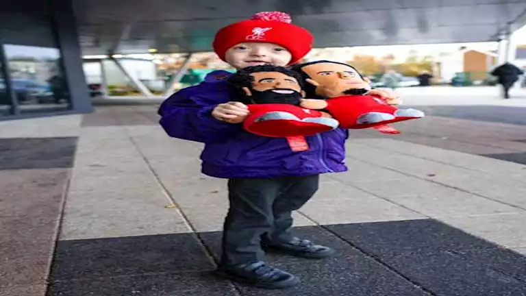 6 صور لمحمد صلاح وفان دايك أثناء تحقيق حلم طفل مشجع ليفربول