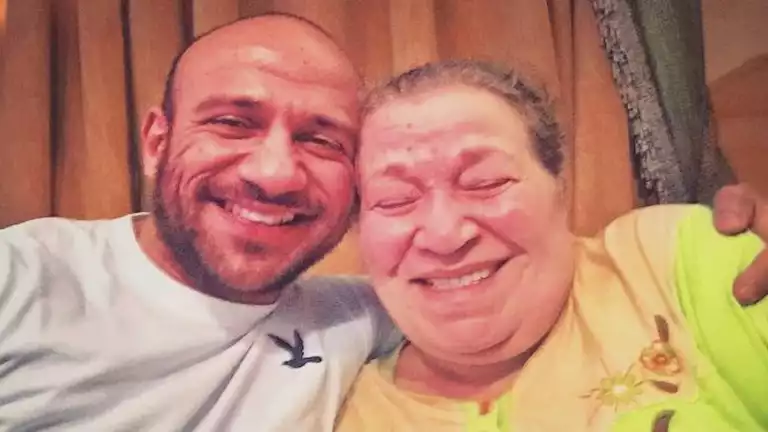 “السقا وشيكو وكريم محمود عبد العزيز”.. نجوم الفن ينعون والدة أحمد مكي