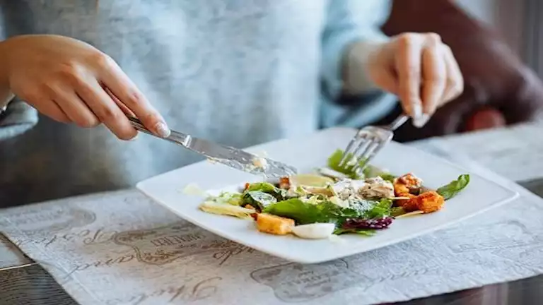 ما الذي يحدث لجسمك عند تخطي وجبة الإفطار يوميا؟