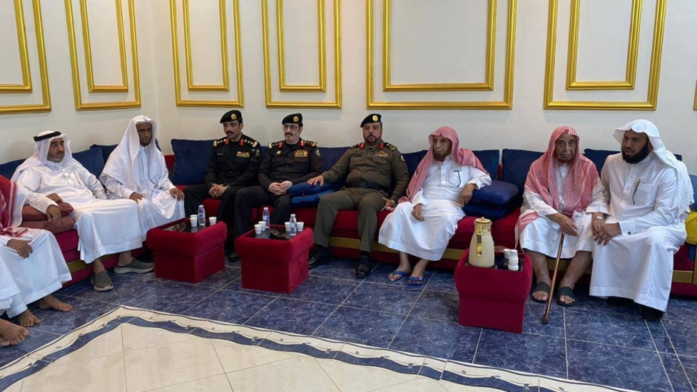 مدير شرطة جازان وعدد من القيادات الأمنية يقدمون واجب العزاء في الرقيب شماخي