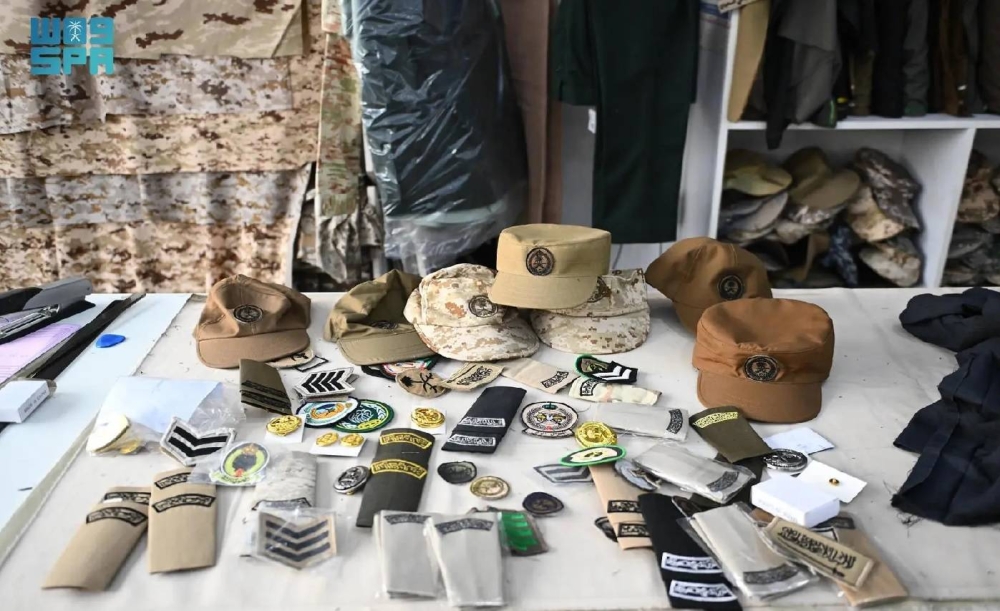 الرياض: مصادرة أكثر من 20 ألف رتبة وشعارات عسكرية.. وإغلاق محلين مخالفين