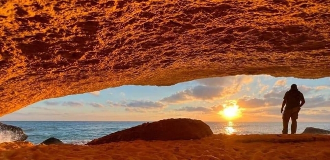 كهوف سرية على البحر المتوسط تجذب السياح.. كنز يظهر ويختفي تحت الماء (صور)