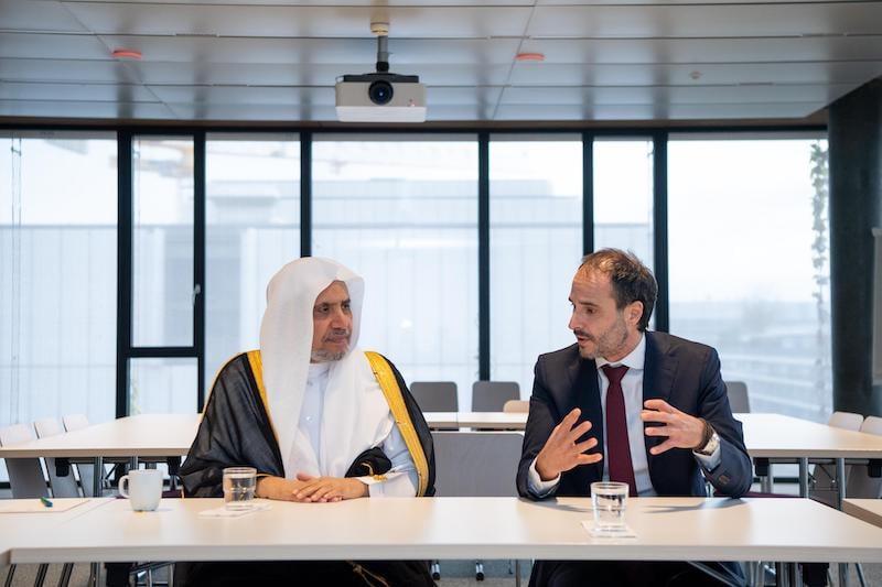 العيسى يحاضر بسويسرا ويلتقي قيادات