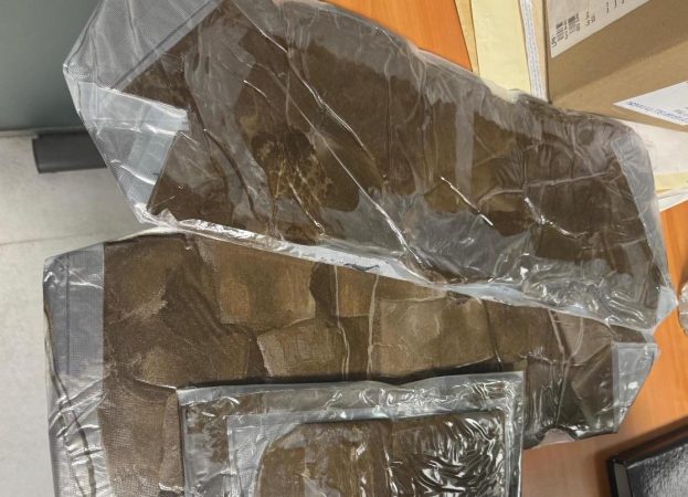 بمطار طنجة الدولي: توقيف مواطن أجنبي حاول تهريب 6 كيلوغرامات من مخدر الشيرا مدسوسة في حقيبة سفره