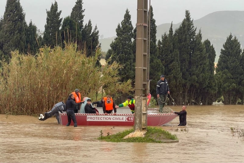 إنقاذ شخص من سيول بإقليم الدريوش
