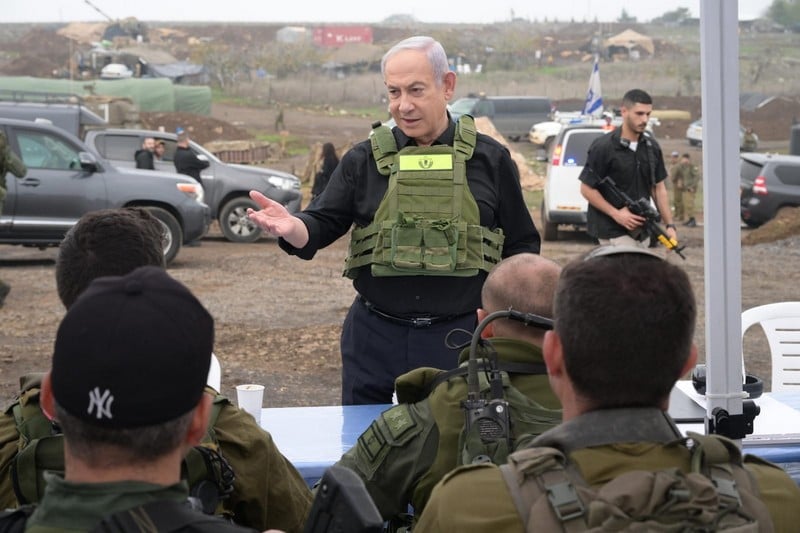 نتانياهو يقف على الحدود مع لبنان