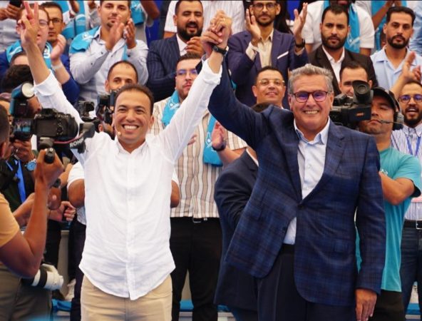 عضو في حكومة « أخنوش » يعترف بخرق قانون السير في طريقه إلى مقر البرلمان