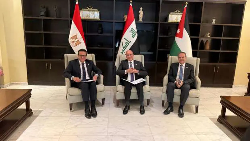 وزير الصحة يعقد اجتماعا مع نظيريه العراقي والأردني لبحث سبل التعاون المشترك