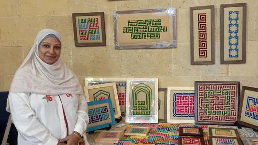 تطريز الخط الكوفي وسيلة «سعاد» لإحياء التراث الإسلامي.. 20 عاما في «مسك الإبرة»