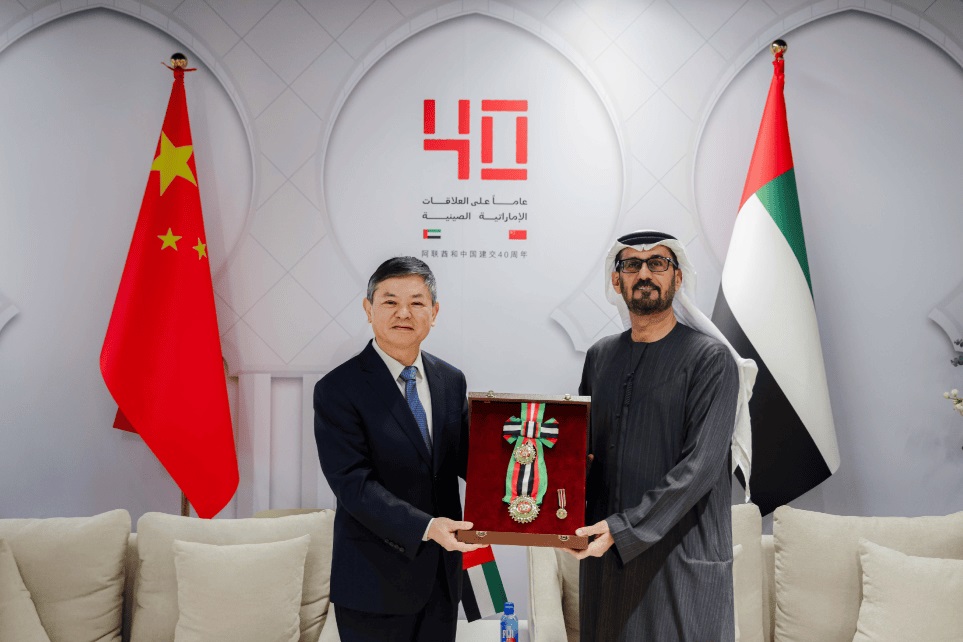 رئيس الدولة يمنح وزير البيئة والإيكولوجيا والمبعوث السابق لشؤون تغير المناخ في الصين “وسام زايد الثاني من الطبقة الأولى”