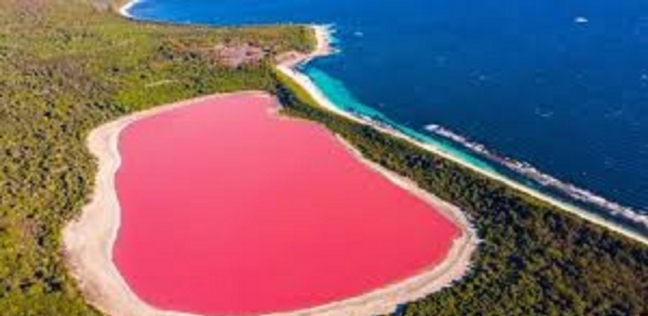 عالم وردي اللون.. 5 أماكن ساحرة تجذب السياح بسبب لونها