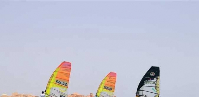 الغردقة تجذب هواة ركوب الأمواج.. رواج «وين سيرف» على الشواطئ