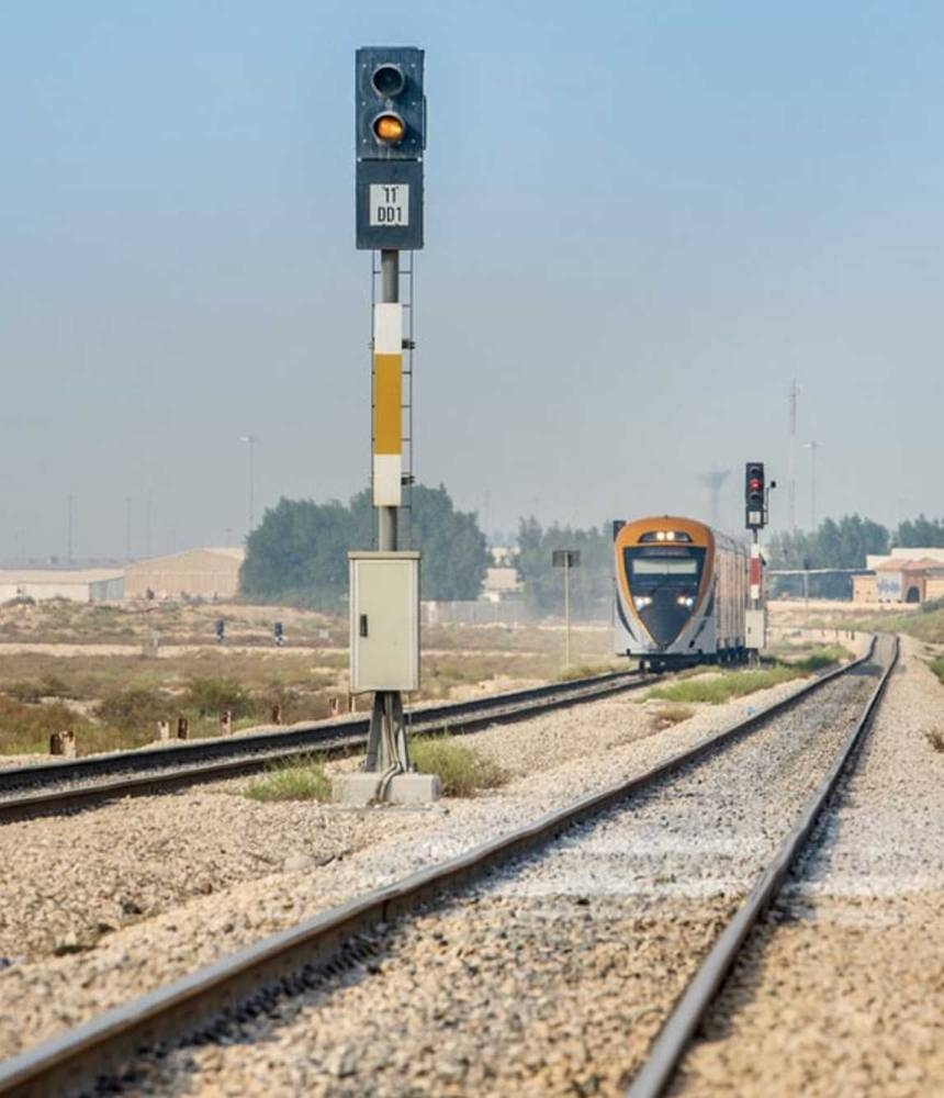 قانونيان لـ«عكاظ»: السجن سنتان و500 ألف ريال غرامة لمخالفي نظام الخطوط الحديدية