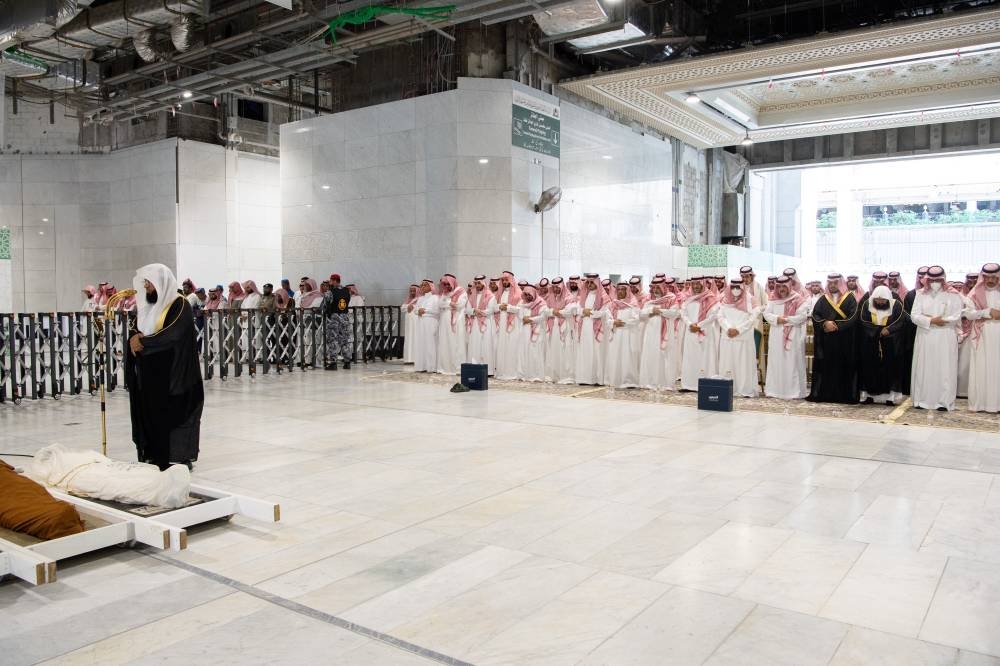 نائب أمير مكة يؤدي صلاة الميت على والدة الأمير مشعل بن ماجد