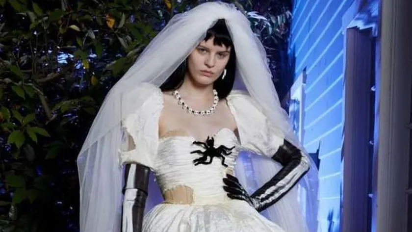 تفسير رؤية فستان الزفاف الممزق في المنام.. خير وفير أم معاناة؟